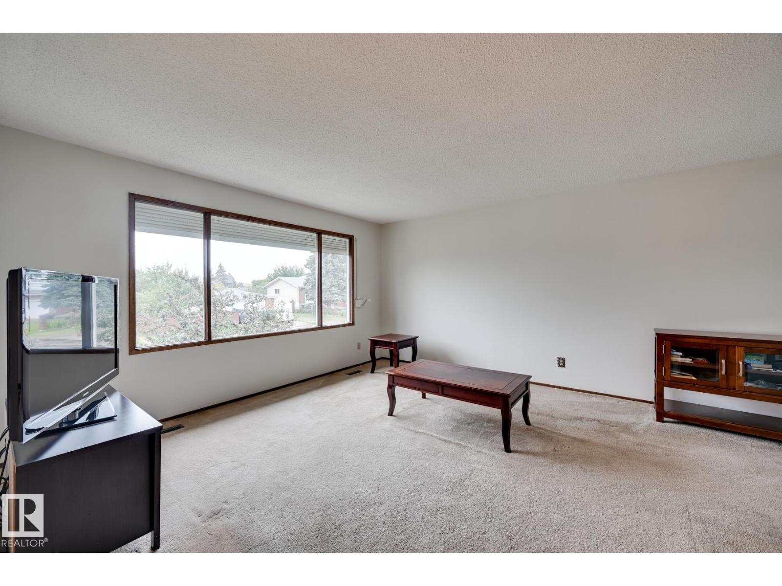 Photo 4 of 9504 143 Av Nw, Edmonton AB