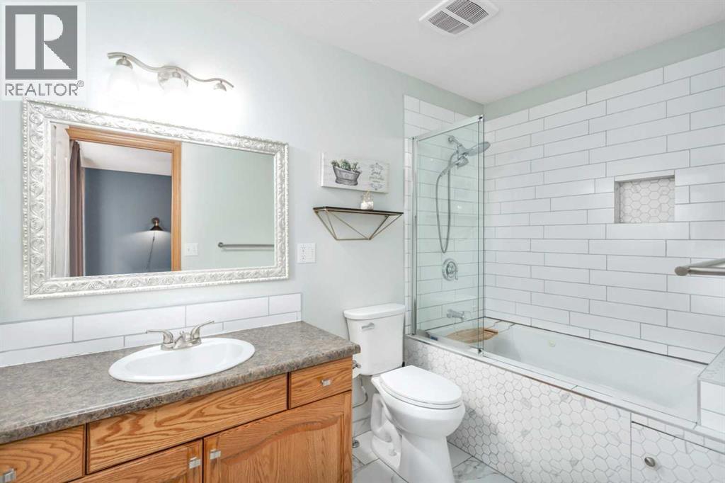 Single Family House Bi-level for Sale in  Lexington Close Lincoln Park Lacombe 
