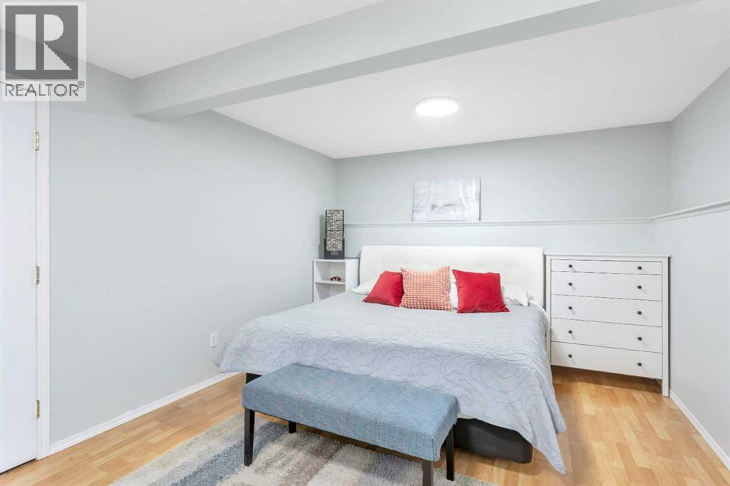 Single Family House Bi-level for Sale in  Lexington Close Lincoln Park Lacombe 