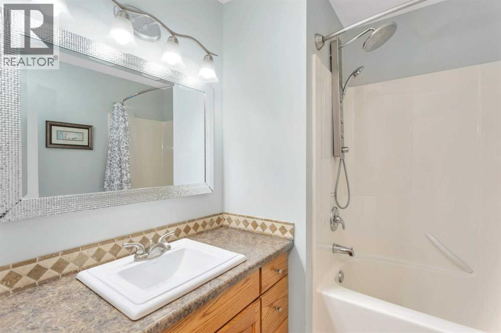 Single Family House Bi-level for Sale in  Lexington Close Lincoln Park Lacombe 