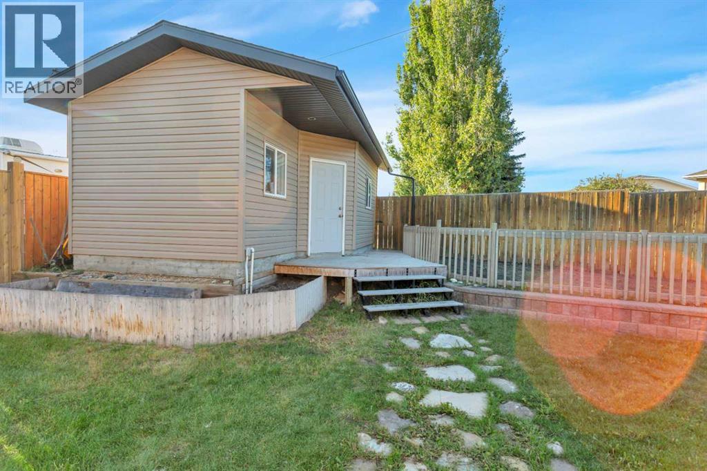 Single Family House Bi-level for Sale in  Lexington Close Lincoln Park Lacombe 