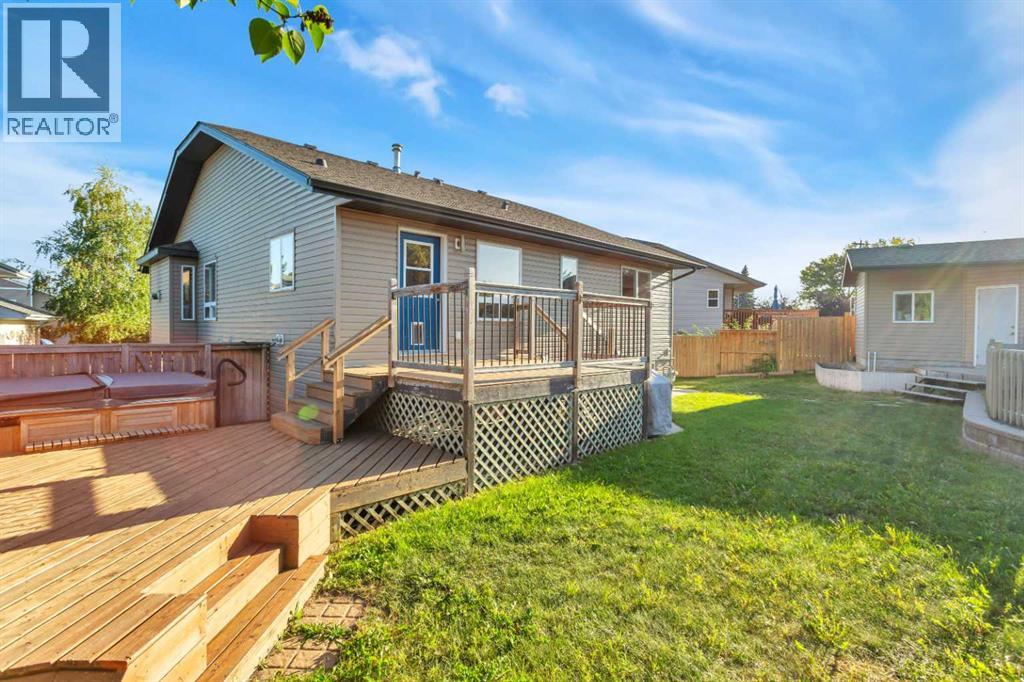 Single Family House Bi-level for Sale in  Lexington Close Lincoln Park Lacombe 
