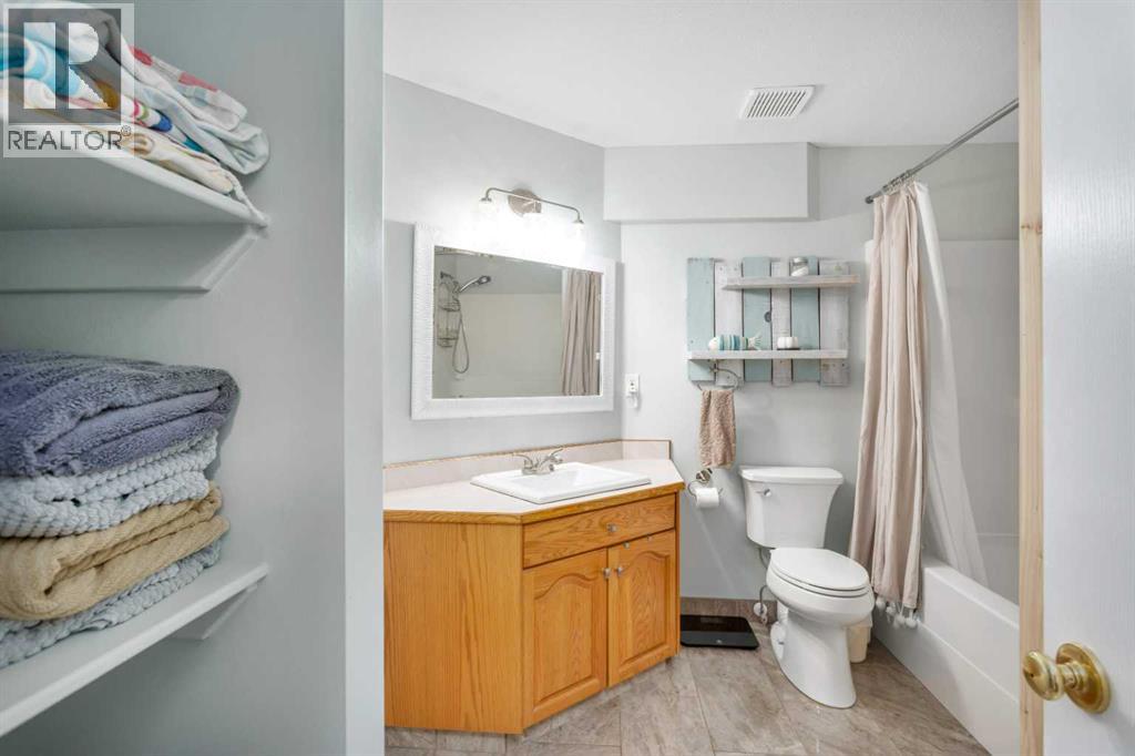 Single Family House Bi-level for Sale in  Lexington Close Lincoln Park Lacombe 