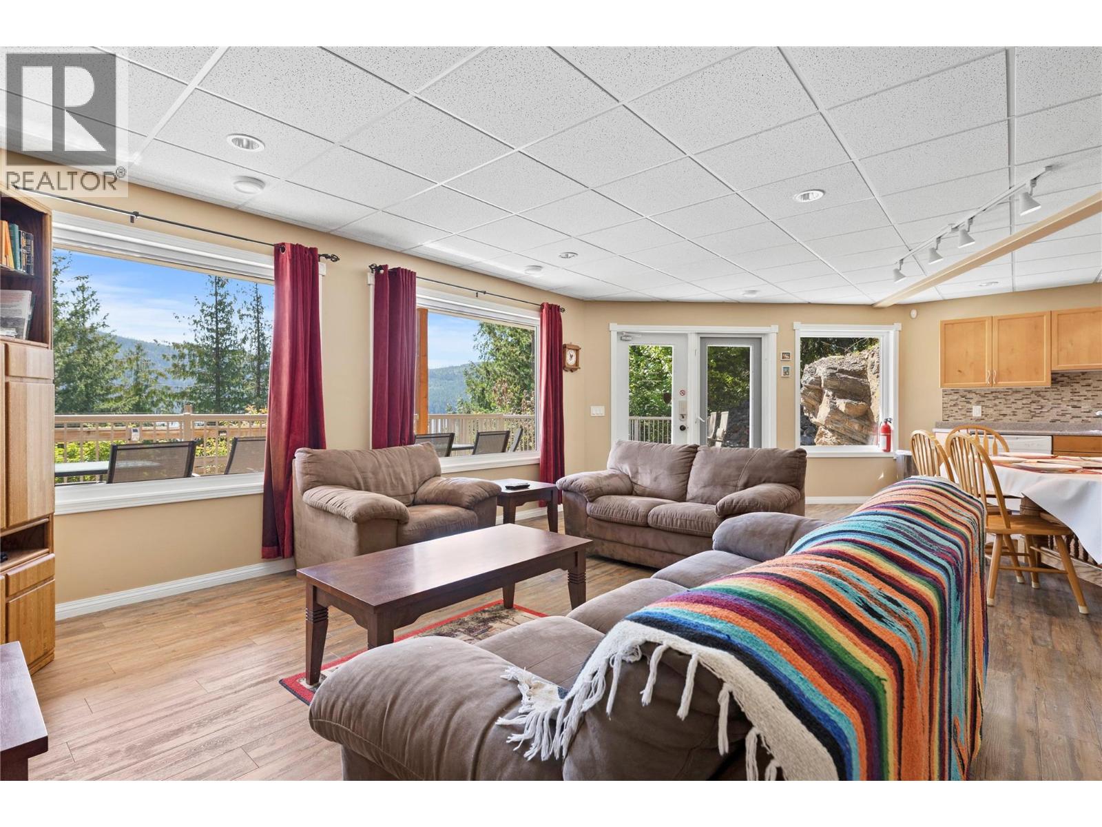 8738 Squilax Anglemont Road, St. Ives