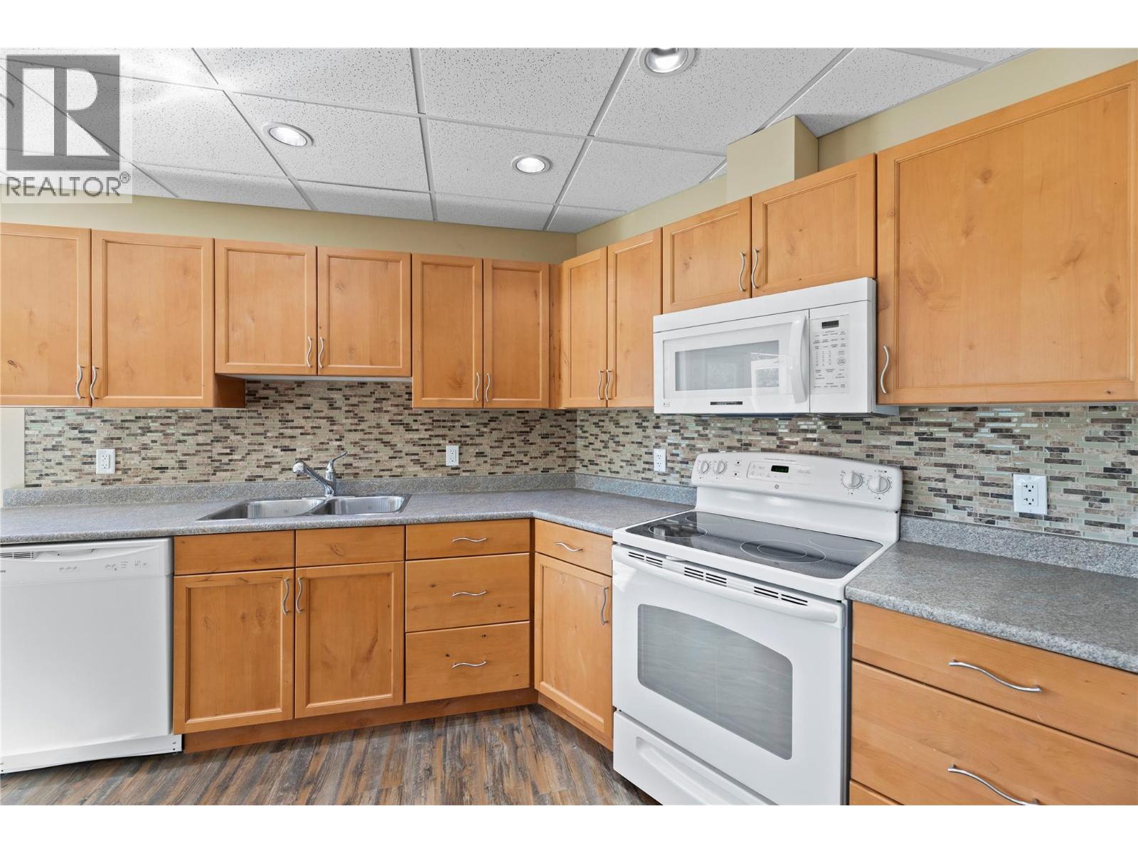 8738 Squilax Anglemont Road, St. Ives