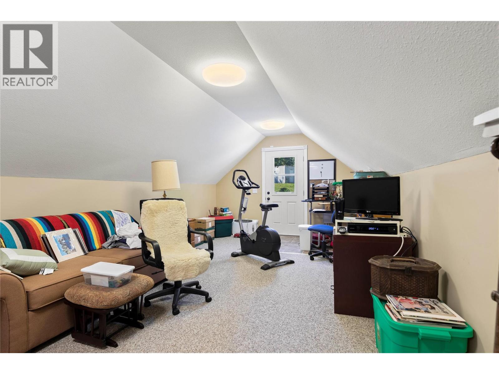 8738 Squilax Anglemont Road, St. Ives