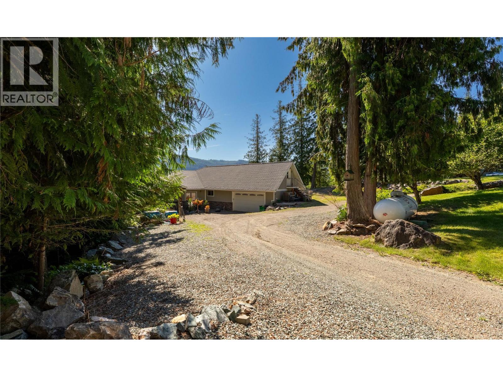 8738 Squilax Anglemont Road, St. Ives