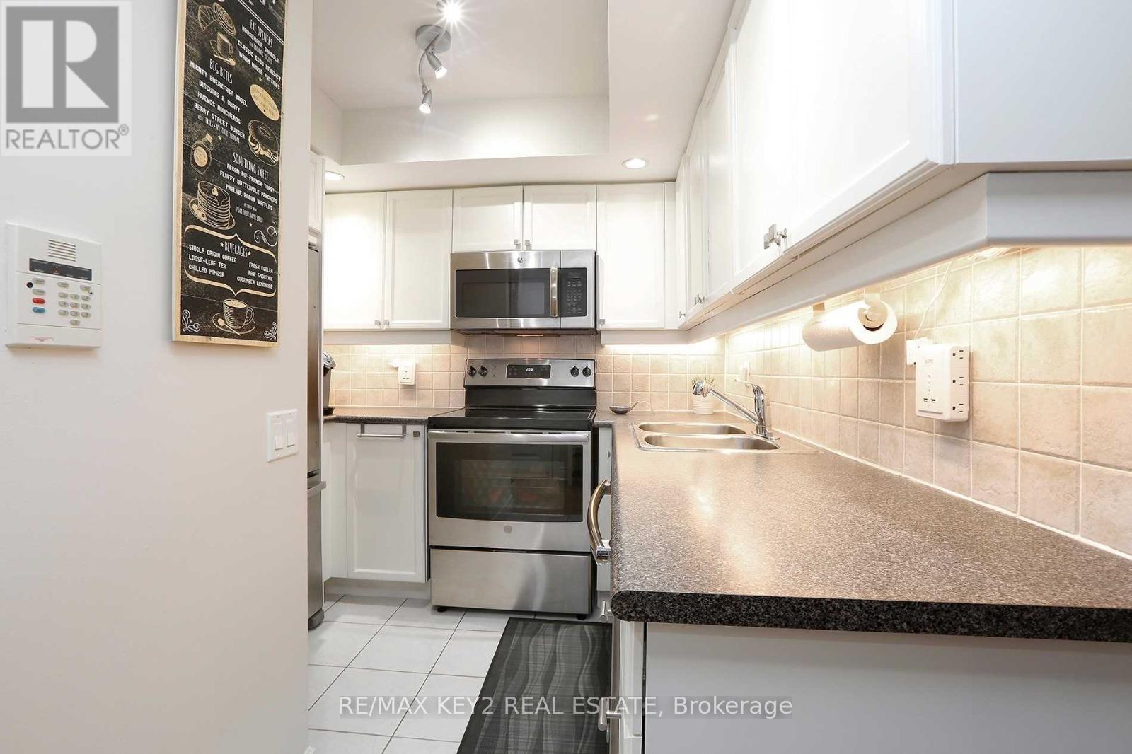 Photo 3 of 1329 15 Northtown Way, Toronto ON
