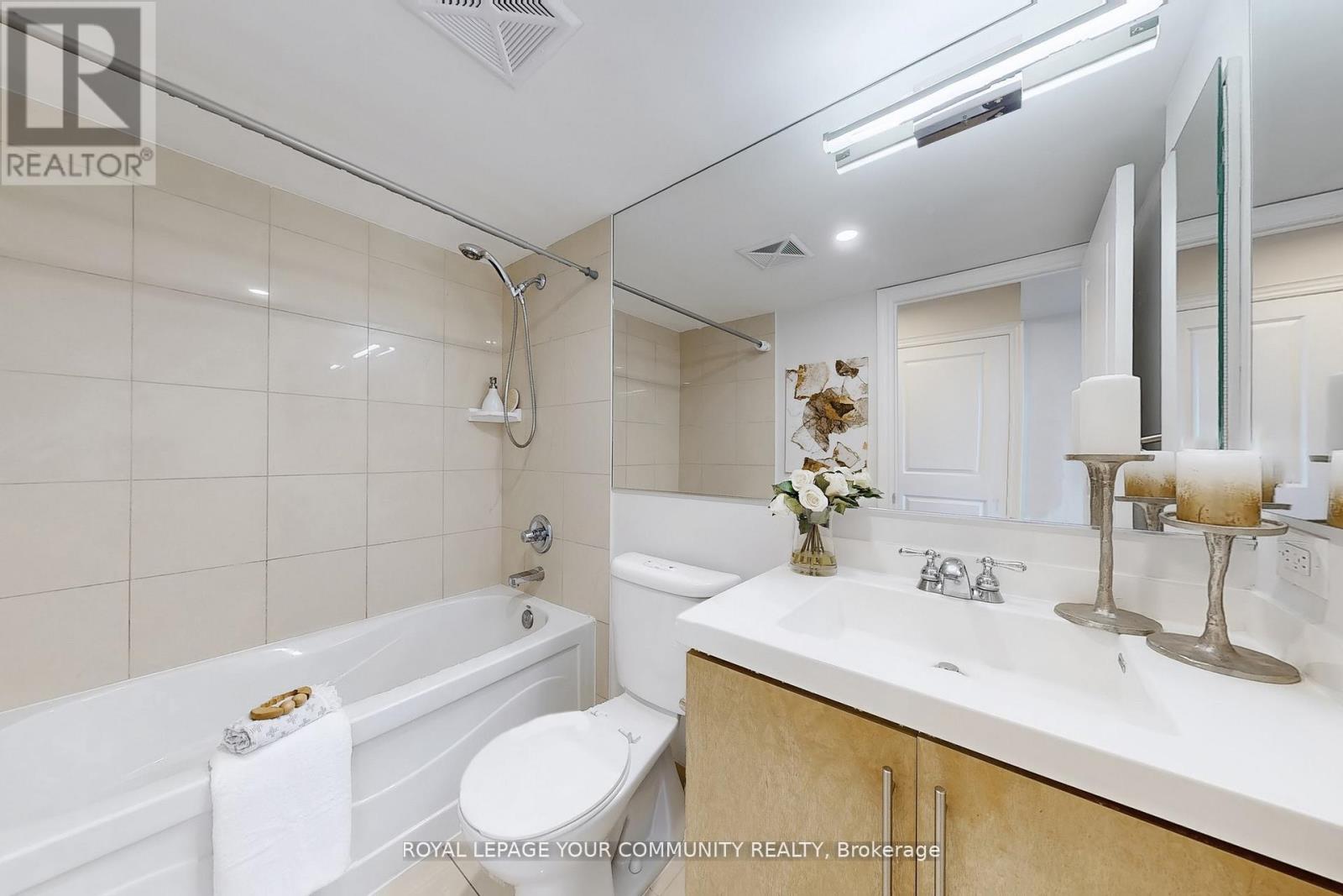 Photo 18 of 1719 500 Doris Avenue, Toronto ON