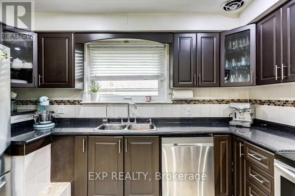 Photo 10 of Upper 72 Billington Crescent, Toronto ON