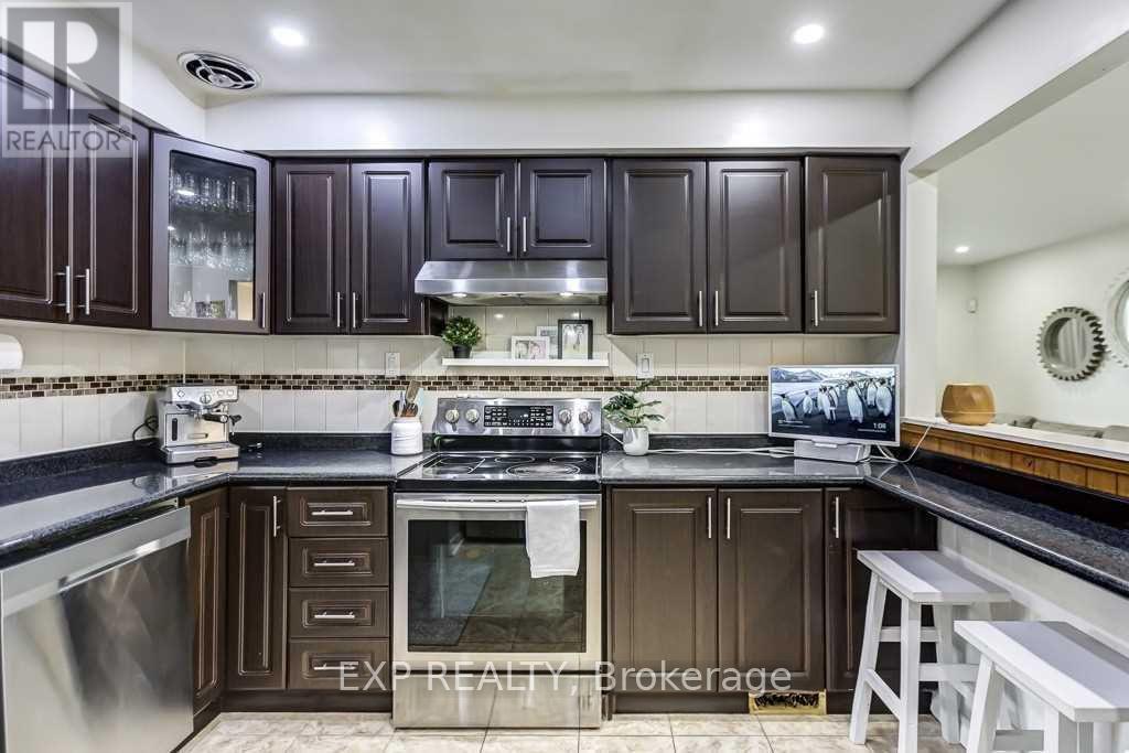 Photo 11 of Upper 72 Billington Crescent, Toronto ON