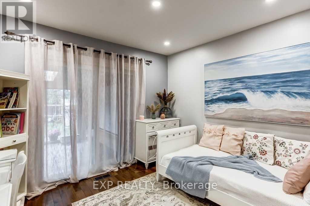 Photo 16 of Upper 72 Billington Crescent, Toronto ON