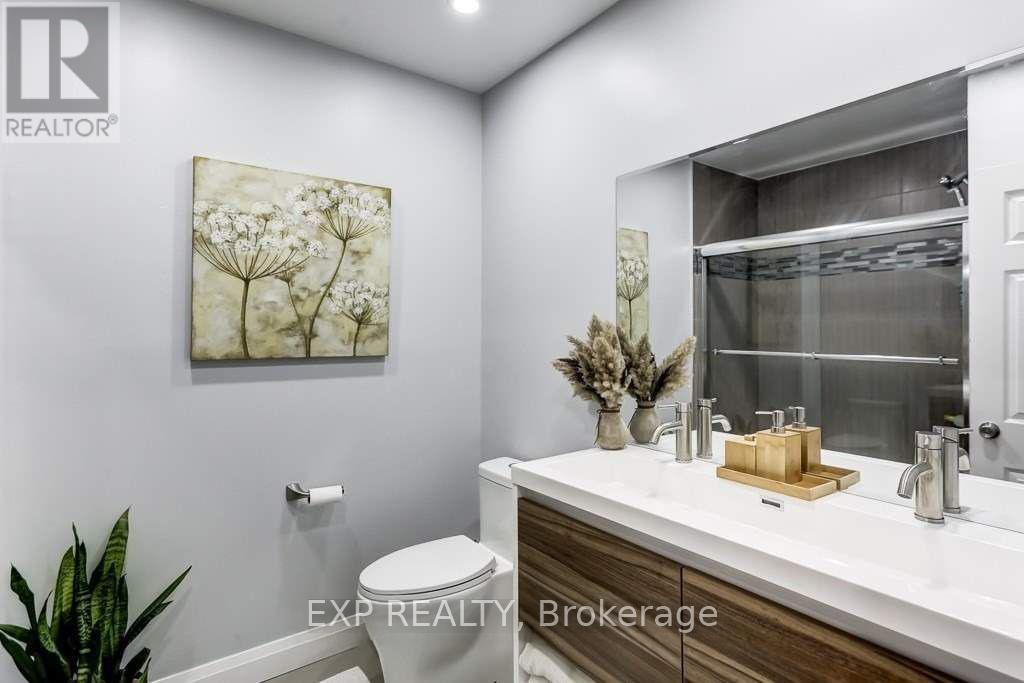 Photo 19 of Upper 72 Billington Crescent, Toronto ON
