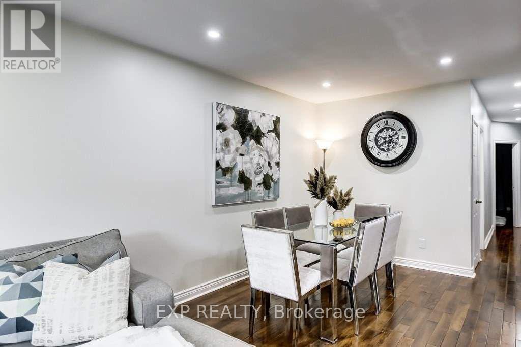 Photo 3 of Upper 72 Billington Crescent, Toronto ON