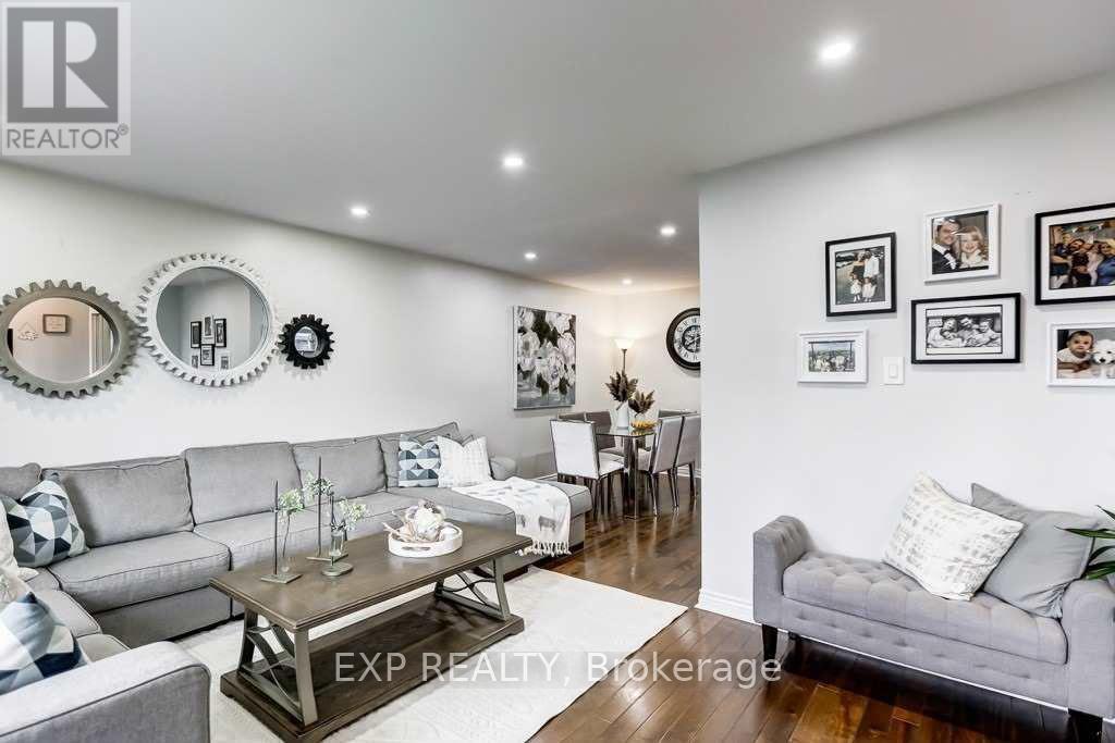 Photo 7 of Upper 72 Billington Crescent, Toronto ON