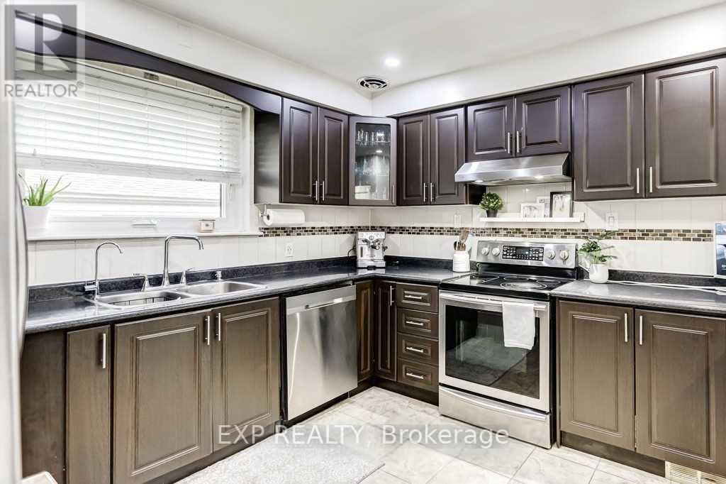 Photo 9 of Upper 72 Billington Crescent, Toronto ON