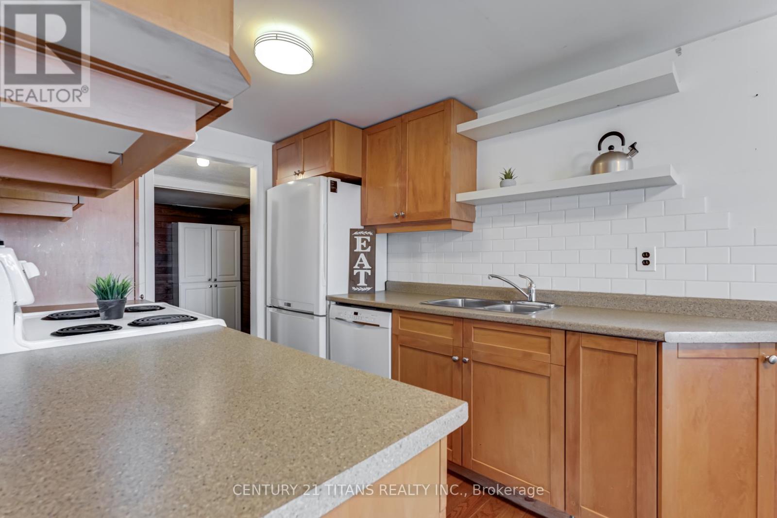 Photo 17 of 130 West Beach Road, Clarington ON