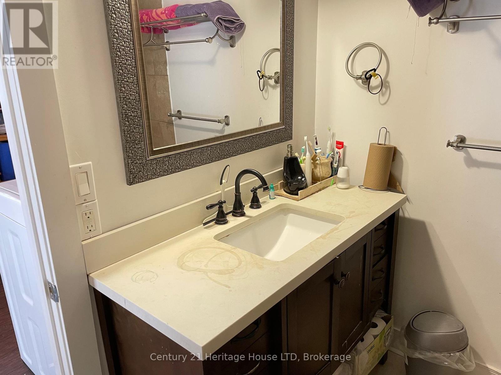 Photo 11 of 42 Forsythe Street, Fort Erie ON