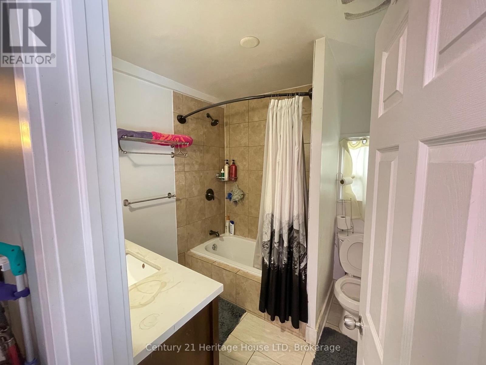 Photo 12 of 42 Forsythe Street, Fort Erie ON
