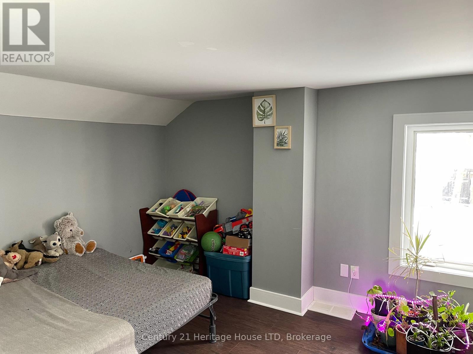 Photo 15 of 42 Forsythe Street, Fort Erie ON