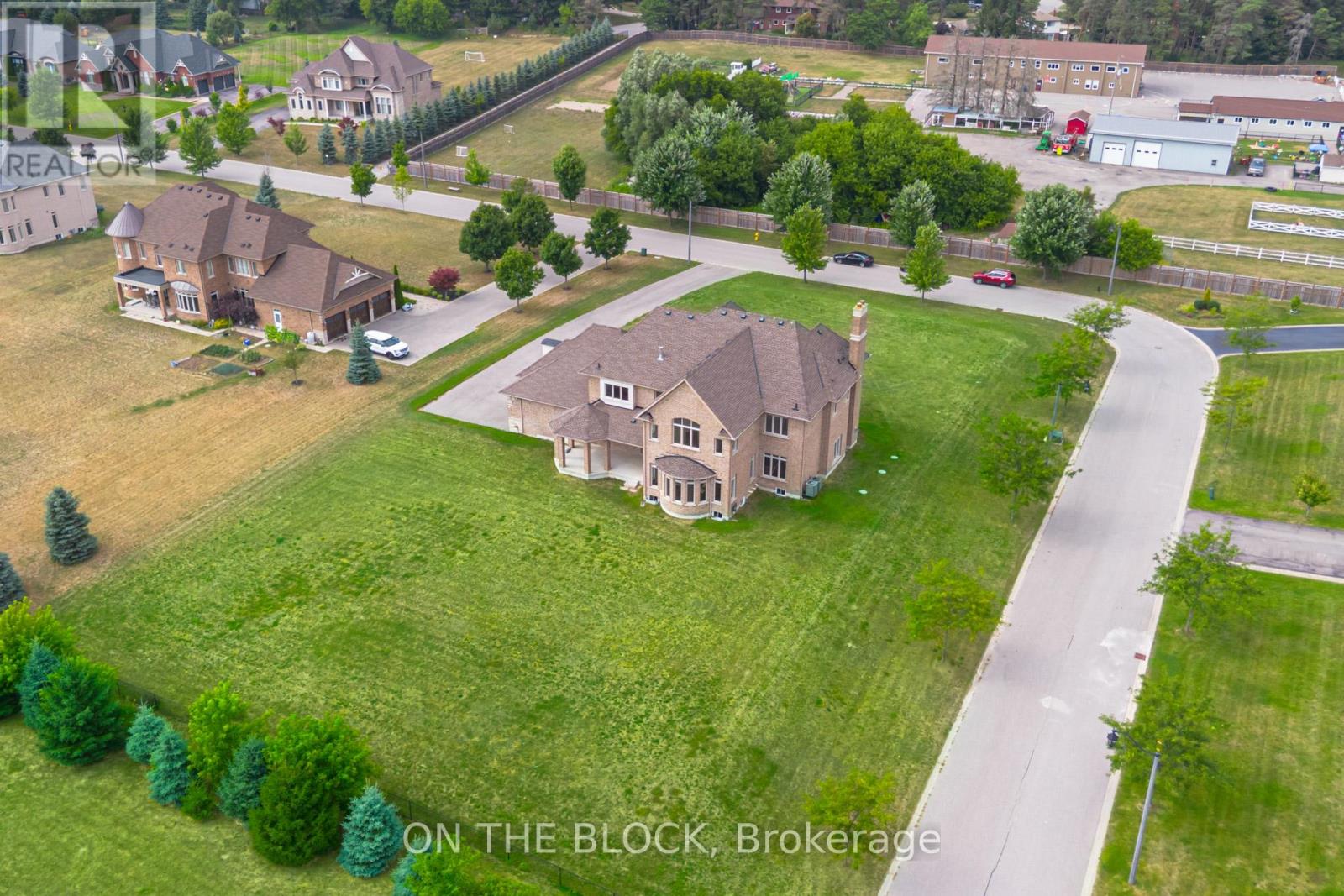Photo 2 of 24 Whitewood Drive, Whitchurchstouffville ON