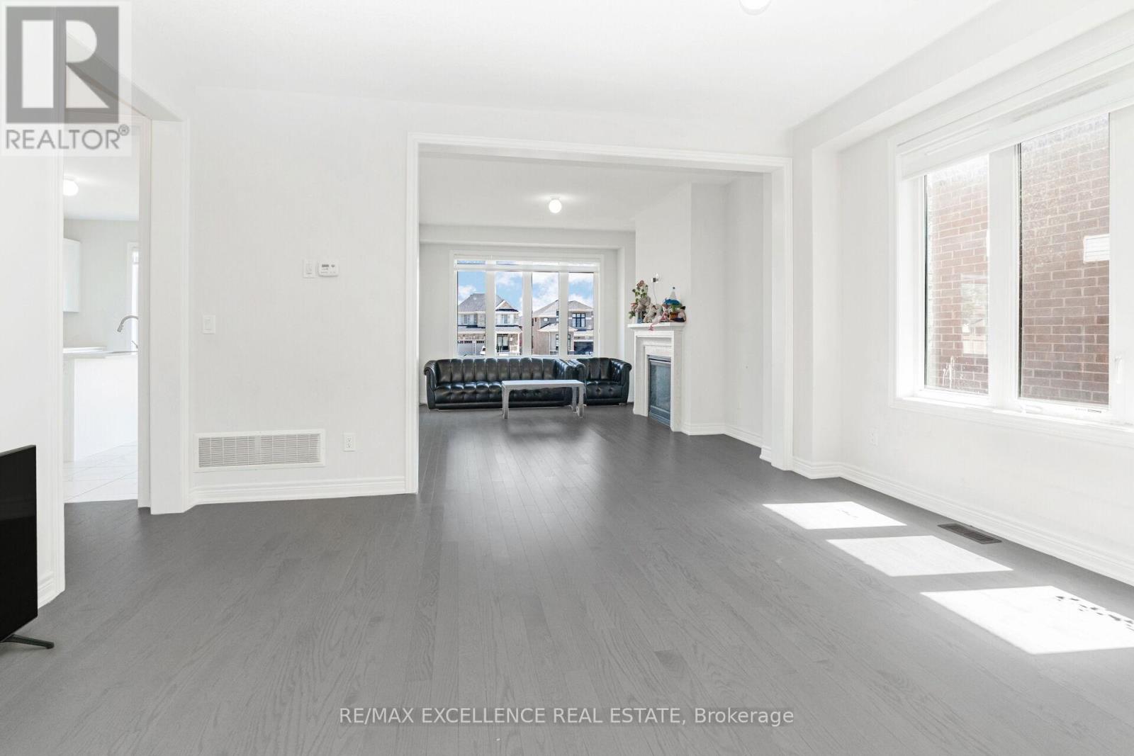 Photo 10 of 25 Sam Battaglia Crescent, Georgina ON