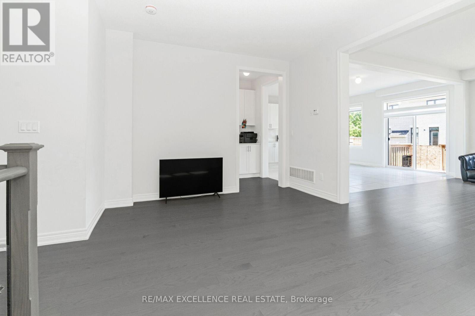 Photo 13 of 25 Sam Battaglia Crescent, Georgina ON