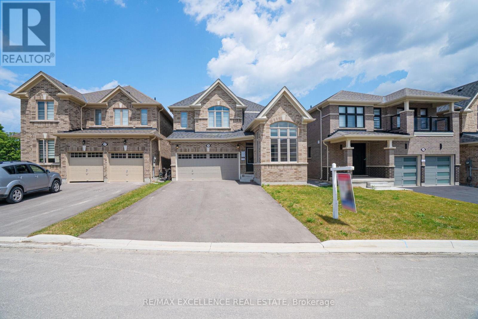 Photo 2 of 25 Sam Battaglia Crescent, Georgina ON