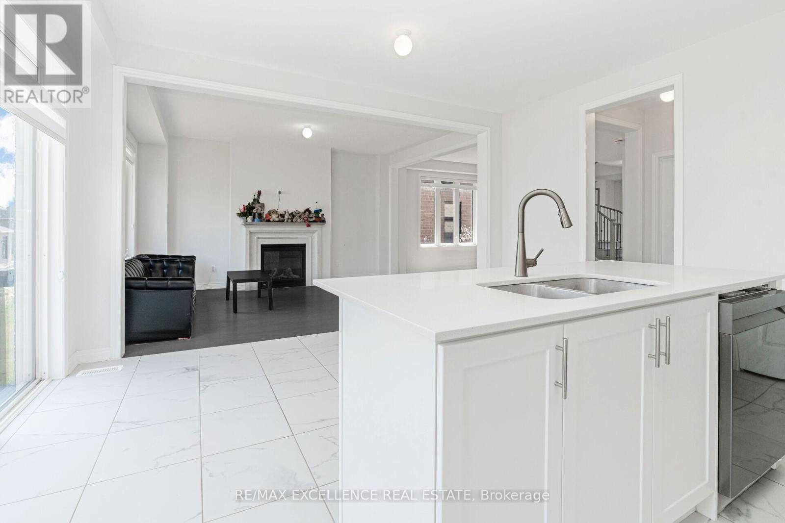 Photo 21 of 25 Sam Battaglia Crescent, Georgina ON