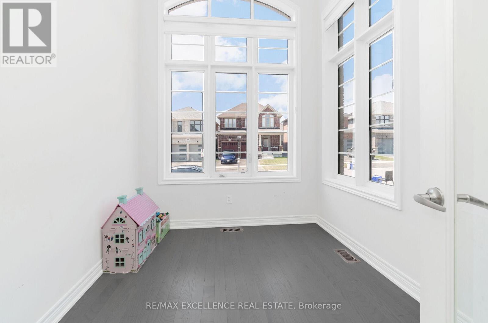 Photo 6 of 25 Sam Battaglia Crescent, Georgina ON