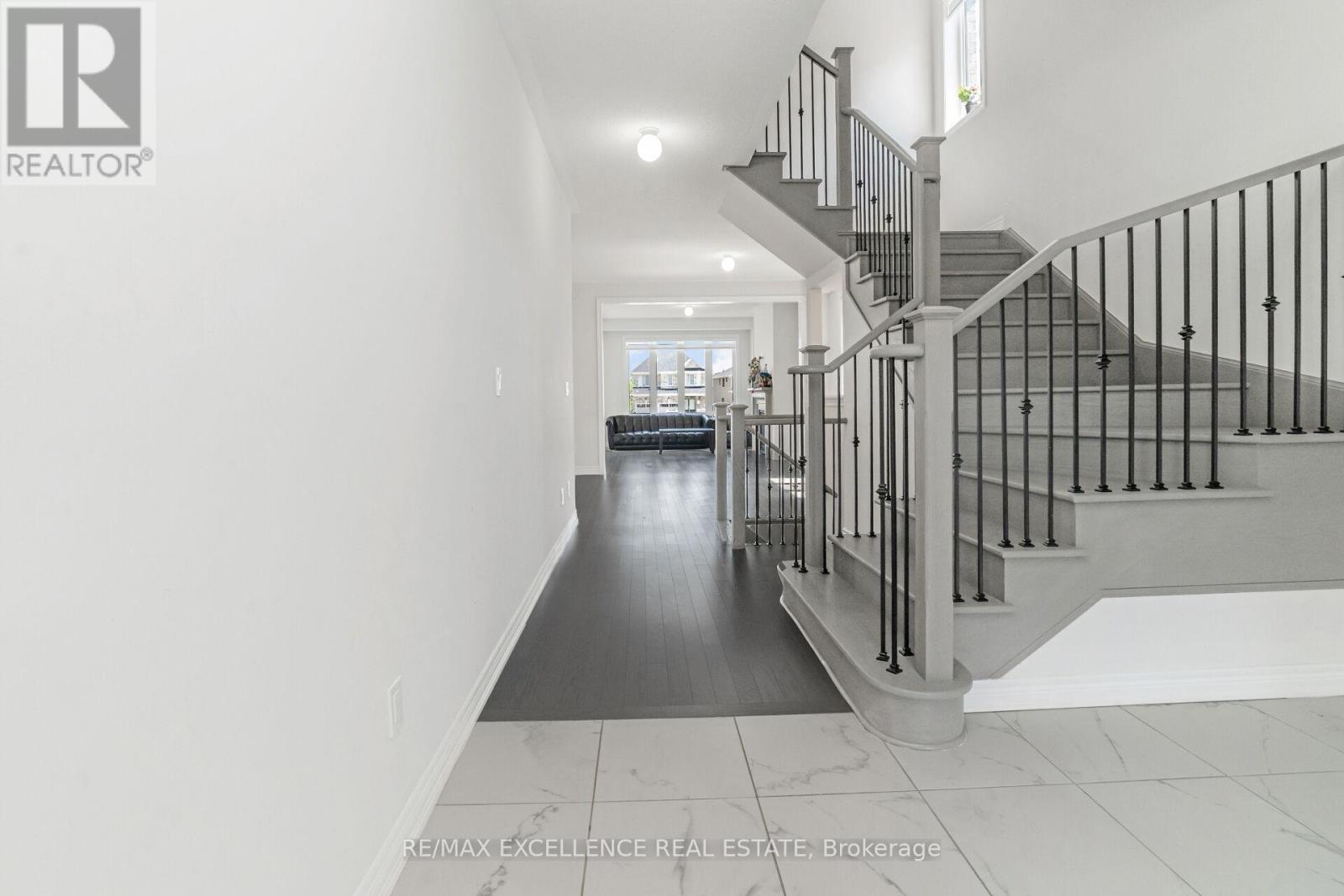 Photo 7 of 25 Sam Battaglia Crescent, Georgina ON