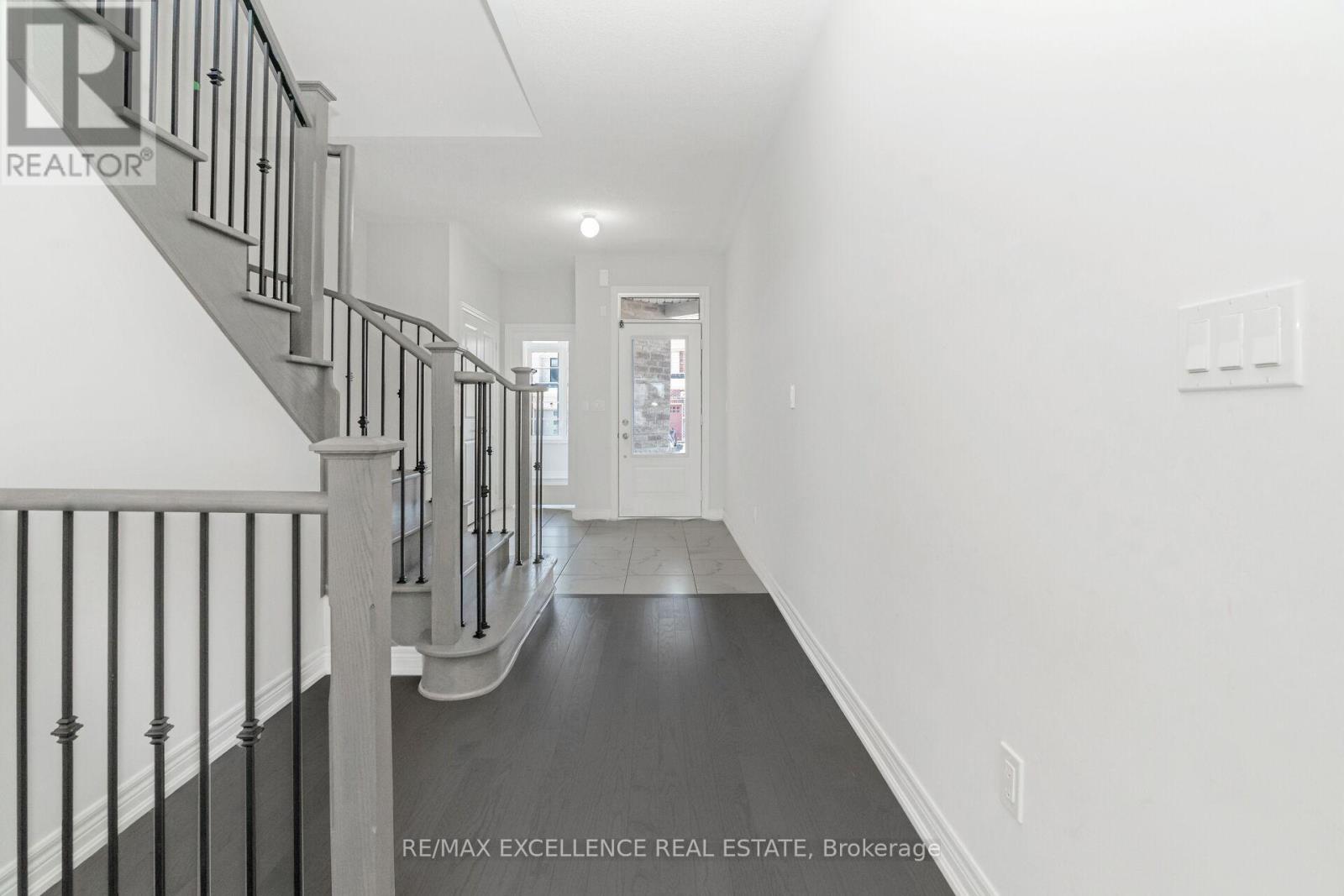 Photo 8 of 25 Sam Battaglia Crescent, Georgina ON