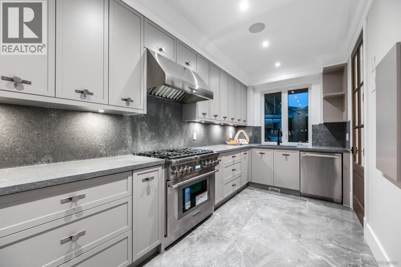 7680 GLACIER Crescent, Richmond
