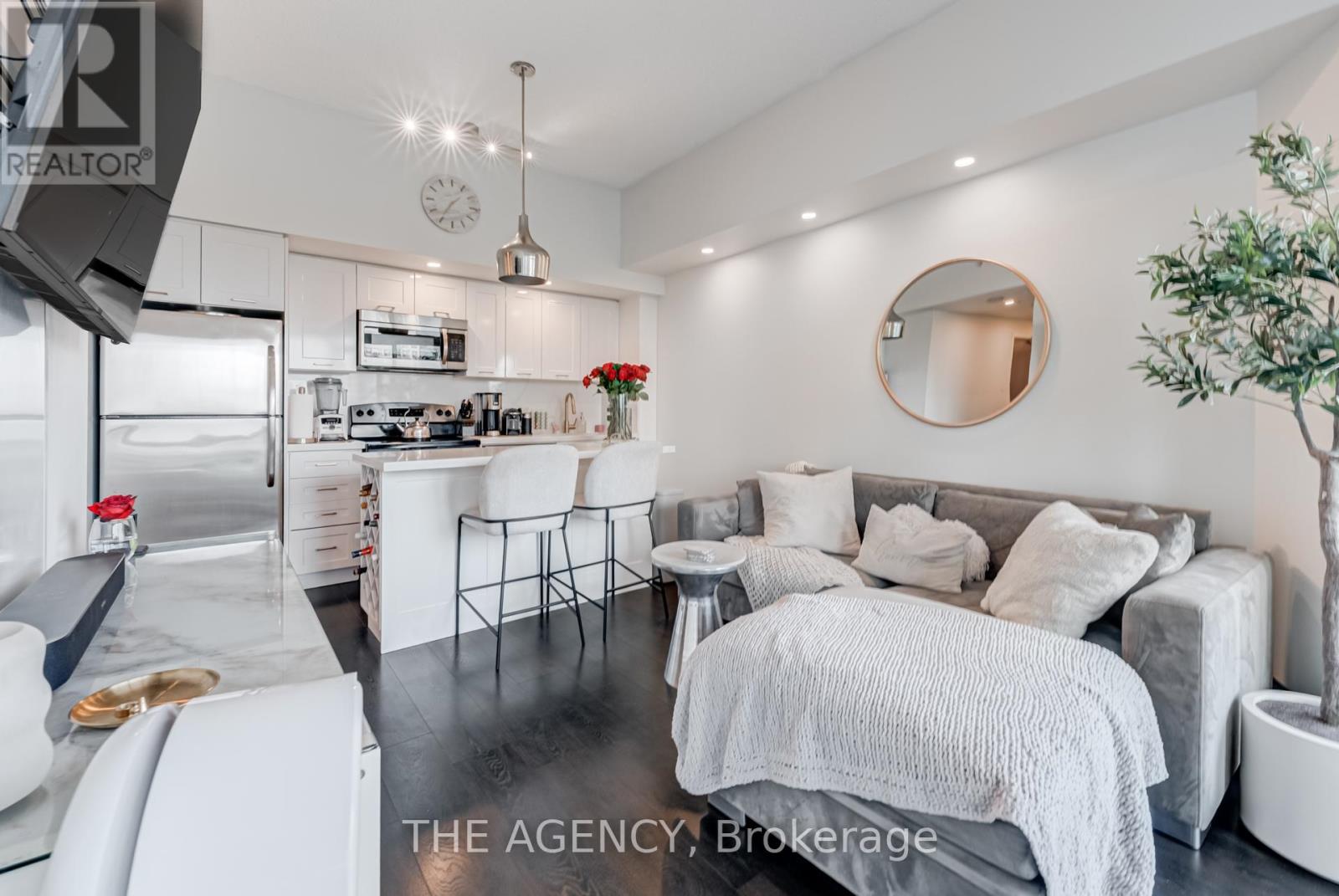 Photo 4 of 815 2212 Lake Shore Boulevard, Toronto ON