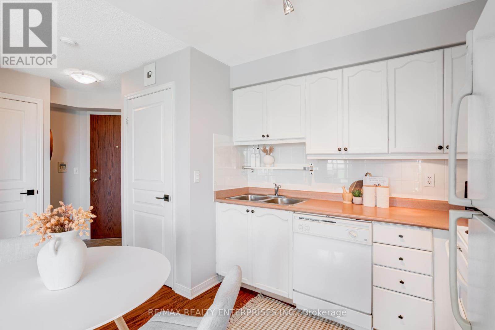 Photo 3 of 1511 2545 Erin Centre Boulevard, Mississauga ON