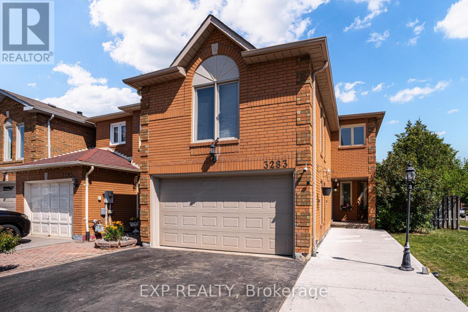 Photo 2 of 3283 Bobwhite Mews, Mississauga ON