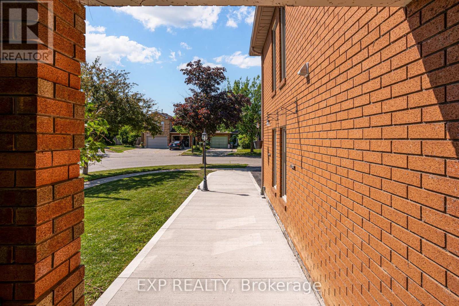 Photo 4 of 3283 Bobwhite Mews, Mississauga ON