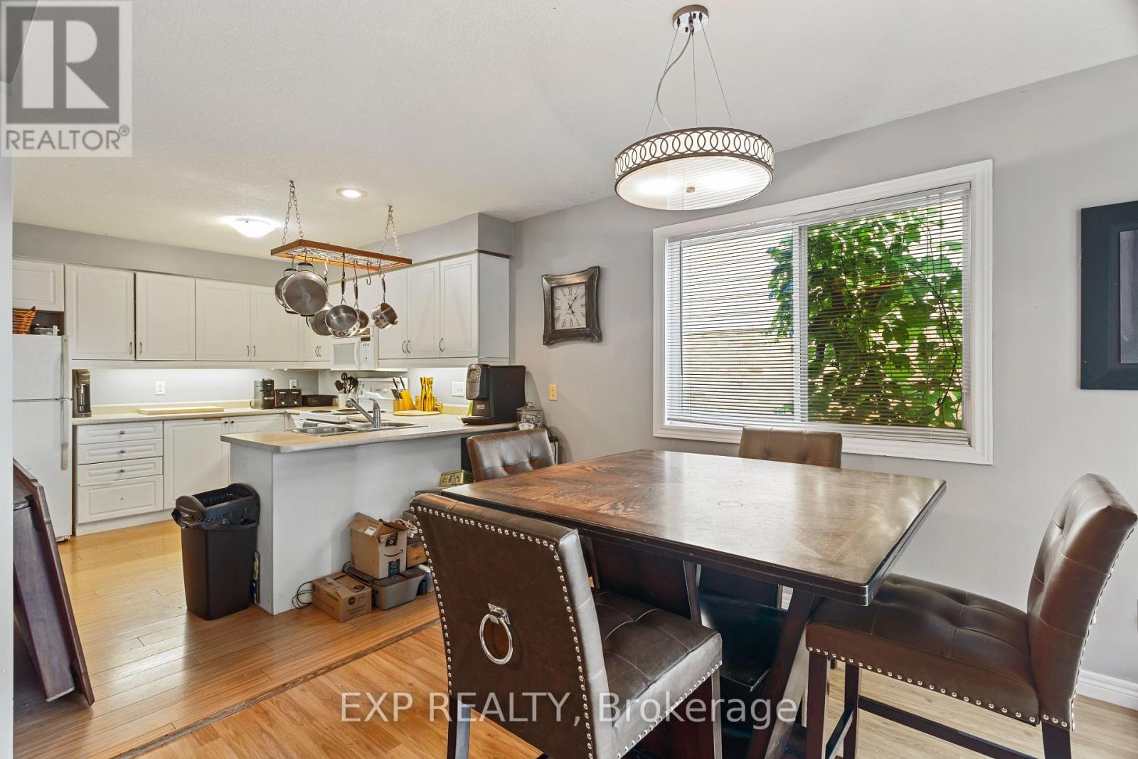 Photo 11 of 118 Chateau Crescent, Cambridge ON
