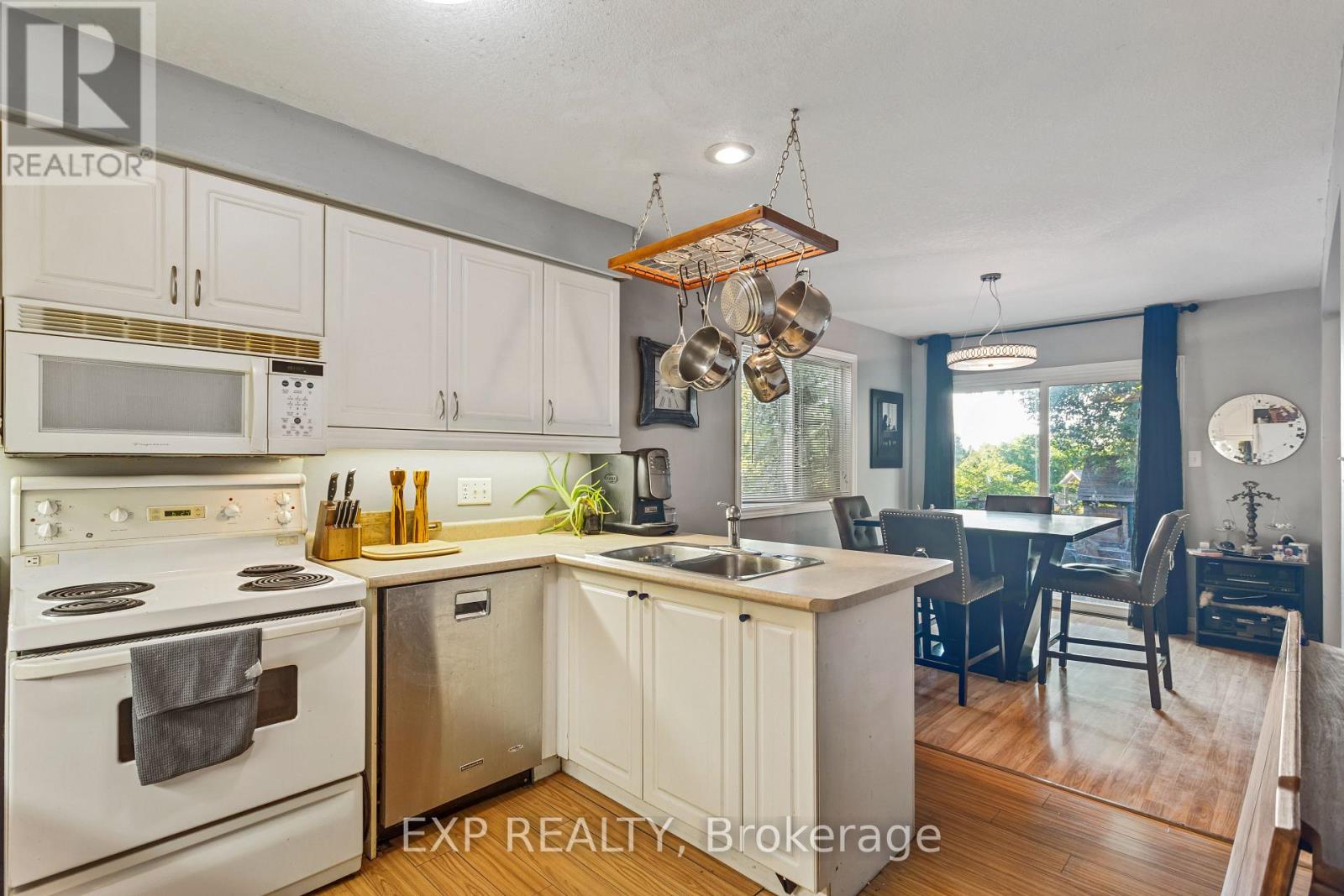 Photo 15 of 118 Chateau Crescent, Cambridge ON