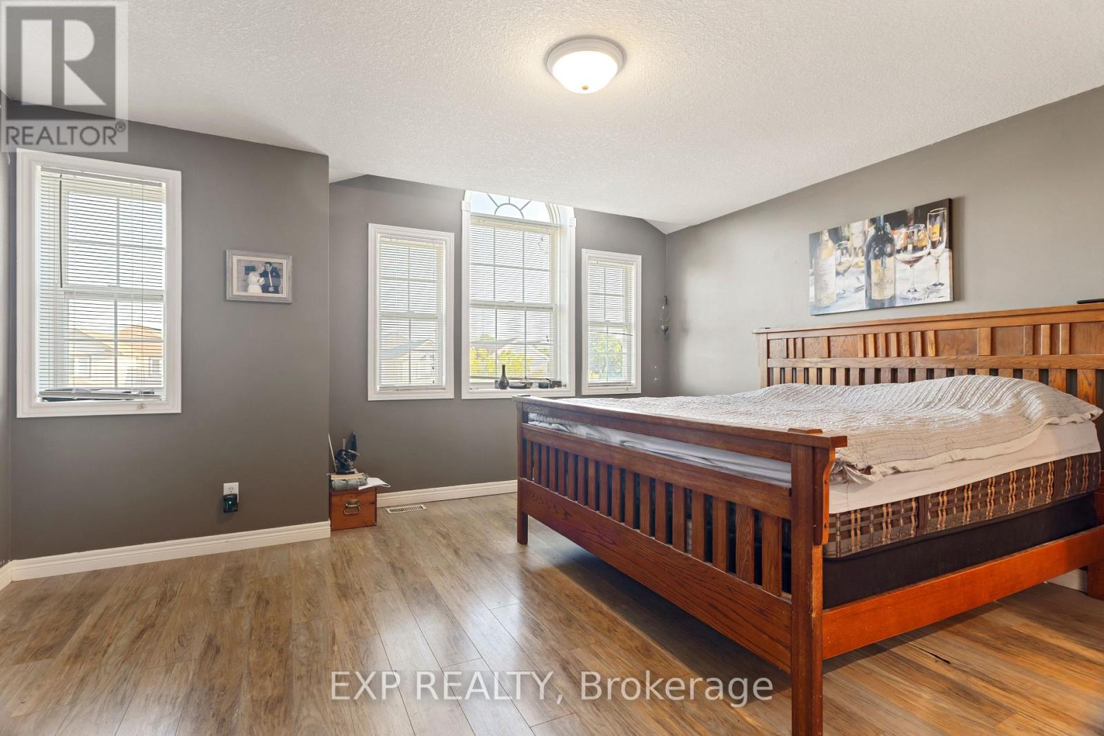 Photo 16 of 118 Chateau Crescent, Cambridge ON