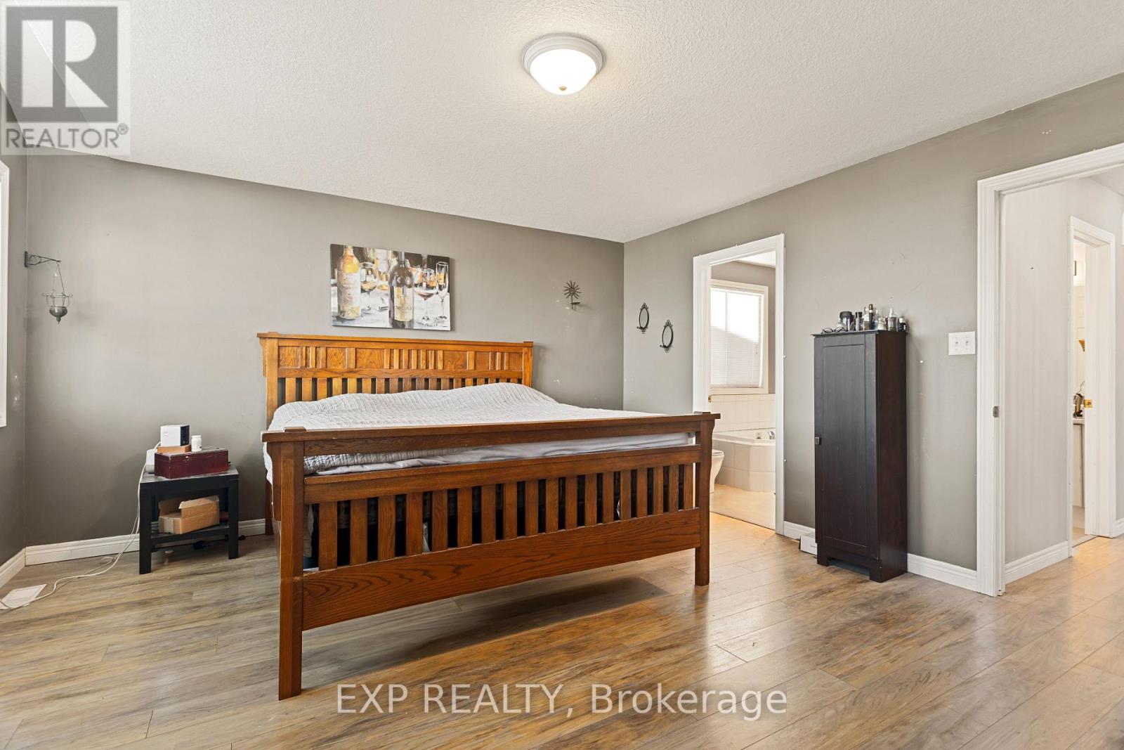 Photo 17 of 118 Chateau Crescent, Cambridge ON