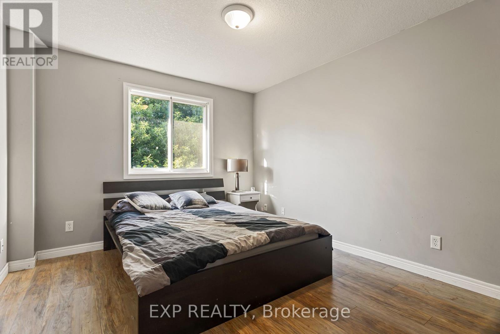 Photo 18 of 118 Chateau Crescent, Cambridge ON