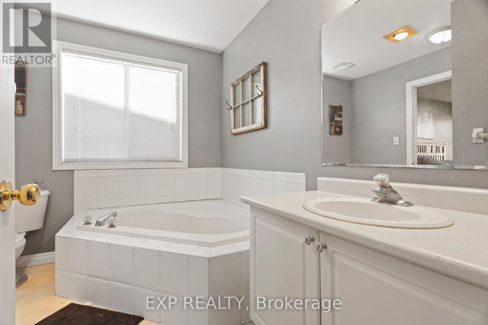 Photo 20 of 118 Chateau Crescent, Cambridge ON