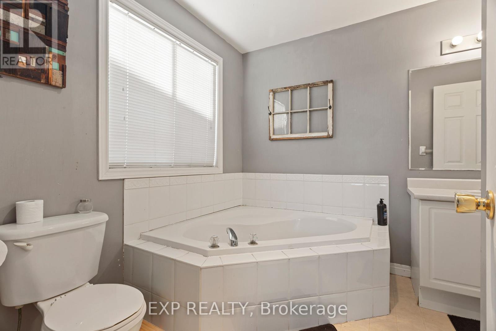 Photo 21 of 118 Chateau Crescent, Cambridge ON