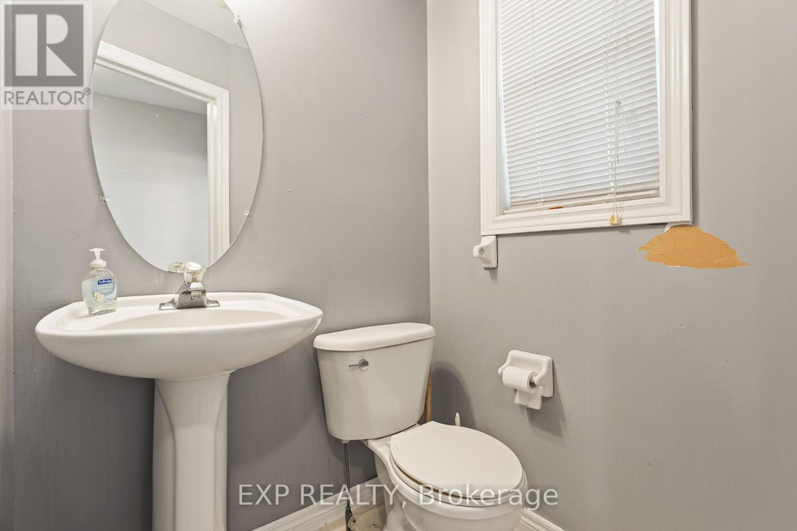 Photo 22 of 118 Chateau Crescent, Cambridge ON