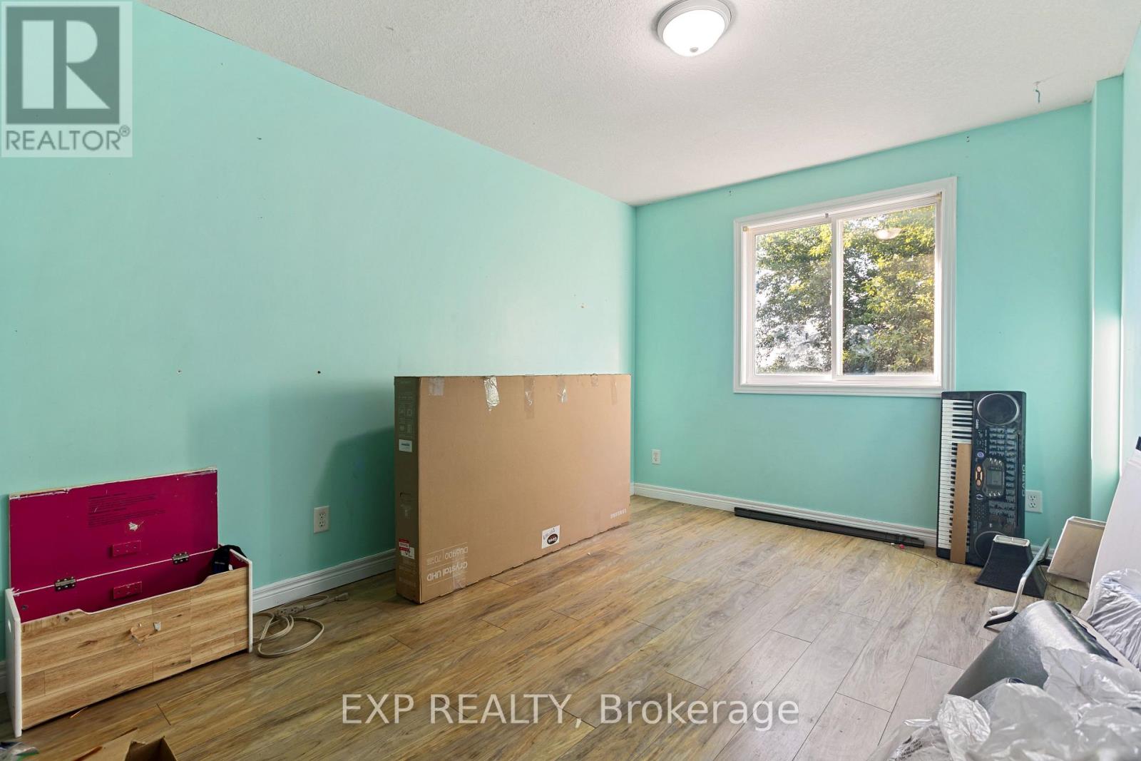 Photo 23 of 118 Chateau Crescent, Cambridge ON