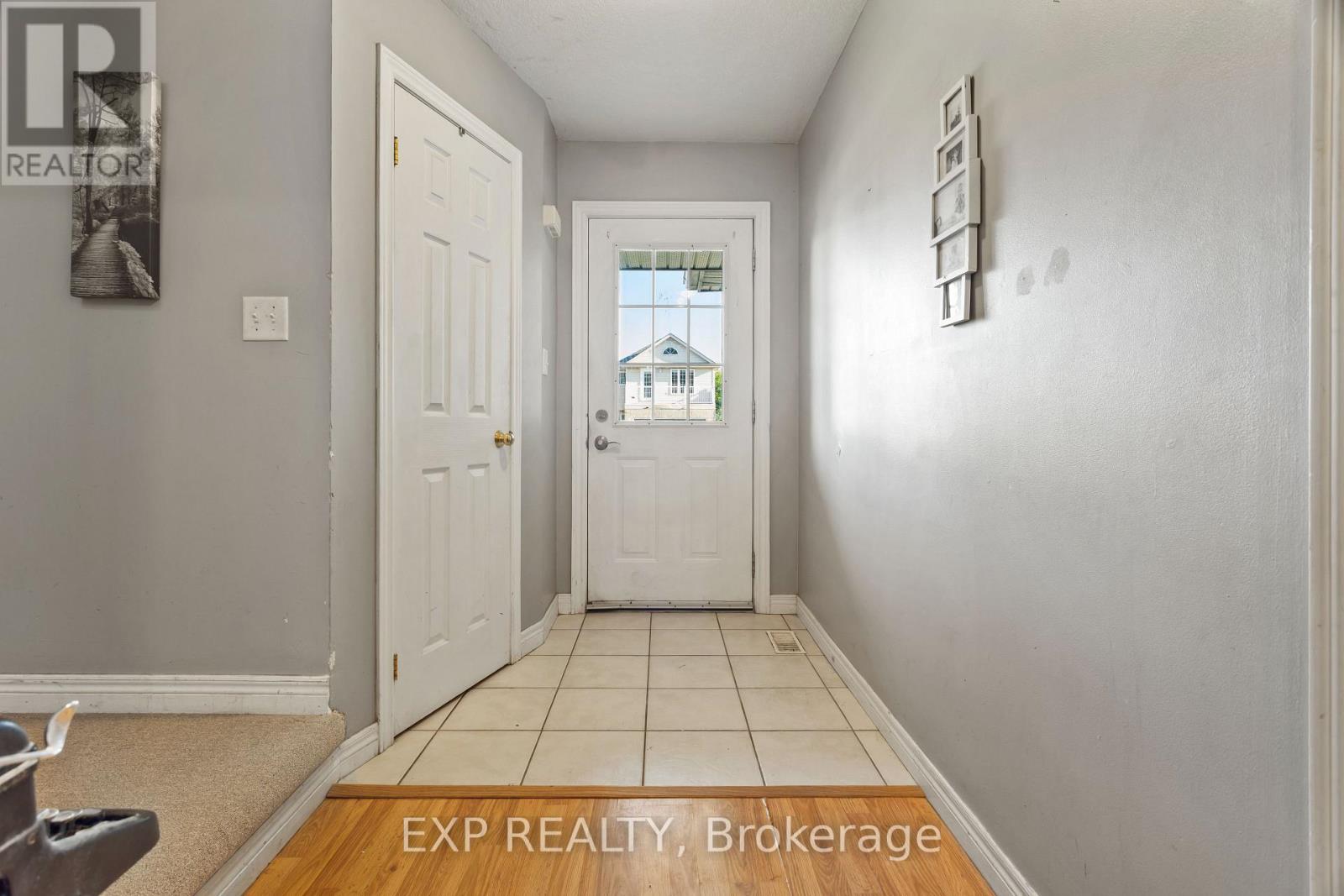 Photo 3 of 118 Chateau Crescent, Cambridge ON