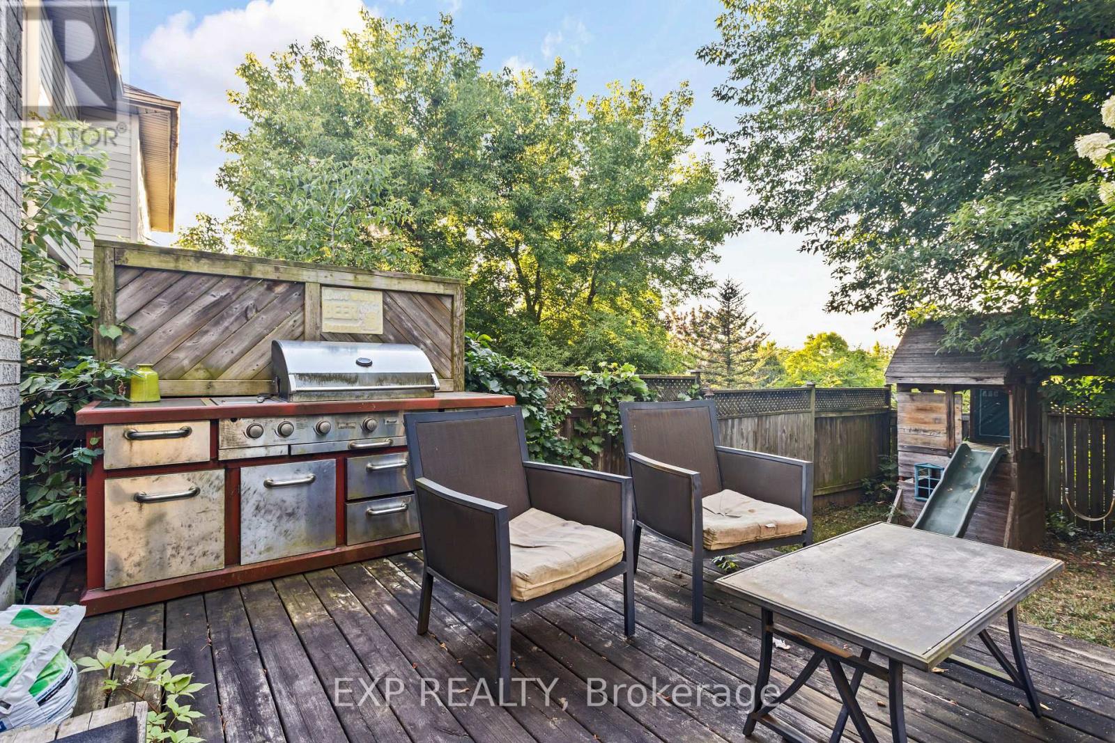 Photo 33 of 118 Chateau Crescent, Cambridge ON