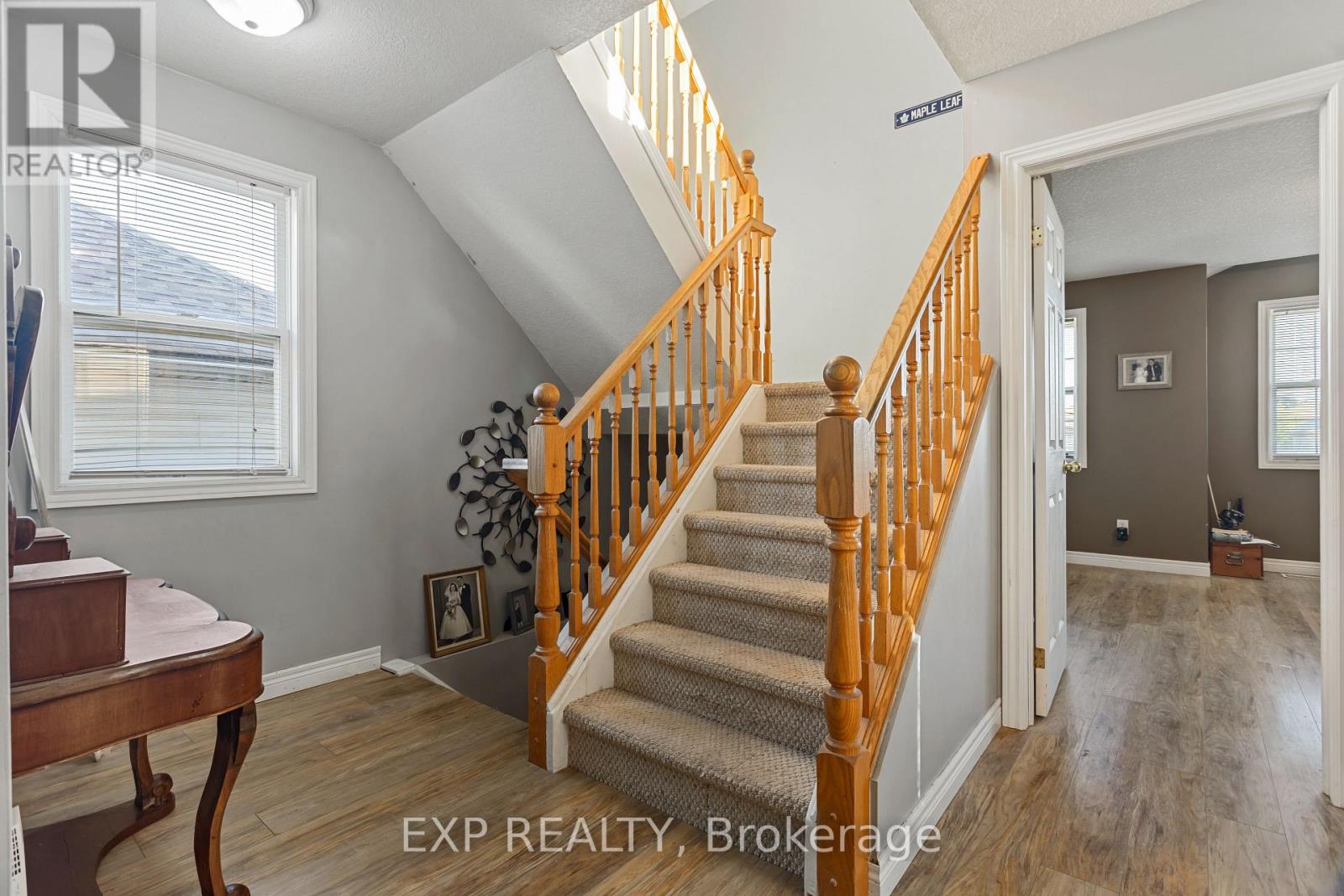 Photo 5 of 118 Chateau Crescent, Cambridge ON