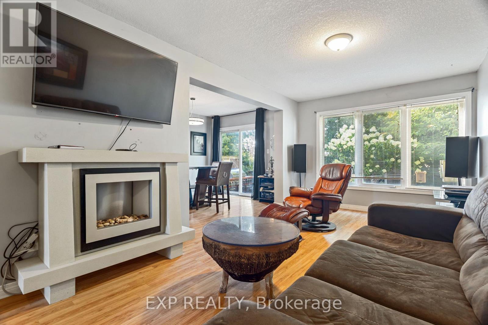 Photo 7 of 118 Chateau Crescent, Cambridge ON